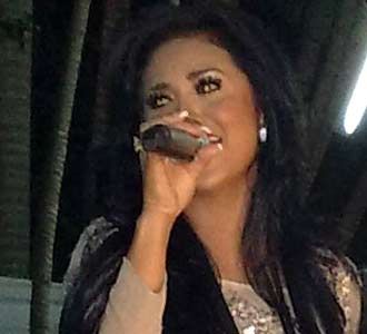 KD Terharu Menyanyikan Lagu Cinta