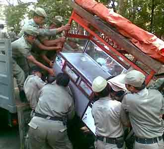 Satpol PP Kota Bandung Razia PKL