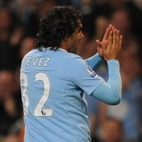 Beda Selebrasi Tevez dengan Adebayor