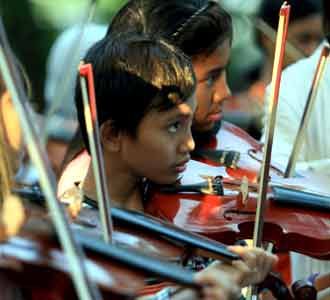 Romantisme Biola di Taman Suropati