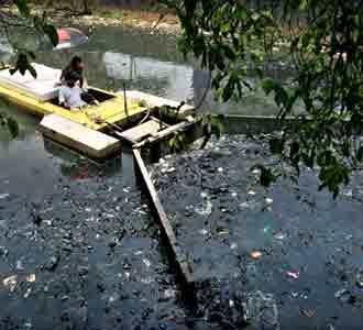 Kapal Pendorong Lumpur Beraksi