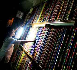 Berdagang di Tengah Gelap