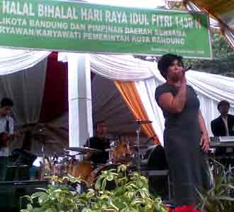 Melly Hibur Pejabat Pemkot Bandung