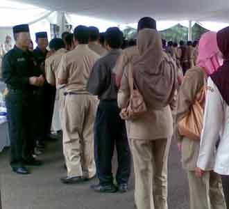 PNS Antre Salaman dengan Dada Rosada