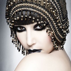 Tampil Gothic Ala Kim Kardashian