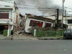 Banyak Bukit Longsor, Evakuasi Korban Terhambat 