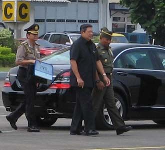 SBY Tinjau Gempa Padang
