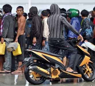 Warga Padang Antre BBM