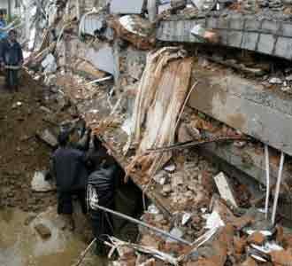 Mencari Korban Gempa