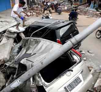 Gempa Remukkan Mobil dan Motor