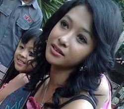 Padang Diguncang Gempa, Poppy Bunga Merinding 