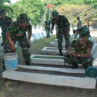 Jelang HUT ke-64 TNI, Prajurit Bersih-bersih TMP 