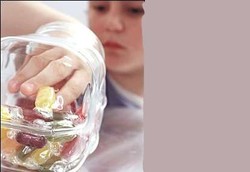 Anak Sering Makan Permen dan Coklat Bisa Picu Kekerasan?