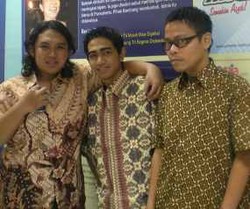 Murid, Guru dan Karyawan SD Obama Berbatik Ria