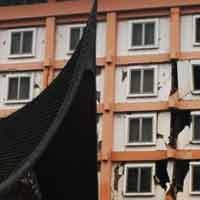 Ratusan Warga Tonton Evakuasi Korban di Hotel Ambacang