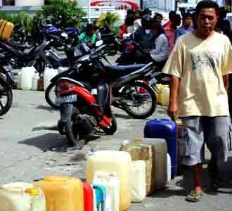 Antrean BBM di Padang Mengular