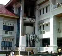 Dinding Balaikota Pariaman Ambrol