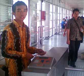Petugas Busway Ikut Berbatik