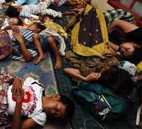 Korban Gempa Tidur Beratap Langit