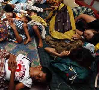 Korban Gempa Tidur Beratap Langit