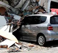 Mobil-mobil Ringsek Akibat Gempa