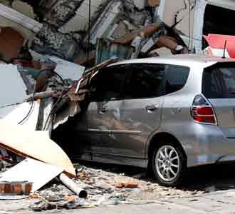 Mobil-mobil Ringsek Akibat Gempa