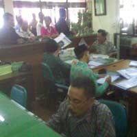 Pegawai Samsat Kenakan Batik Sebagai Penghormatan Budaya