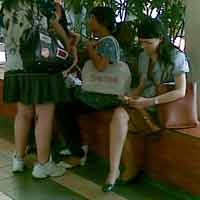 Berbatik, Mahasiswi Petra Tetap Cantik dan Makin Anggun