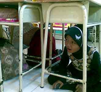 Simulasi Gempa Siswa SDIT At Taqwa