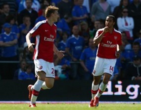 Eduardo Hilang, Walcott & Bendtner Datang