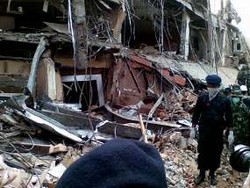 Hampir 20 Jam, Mayat Berjas Hitam Berhasil Dievakuasi