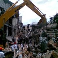  8 Jam Dievakuasi, Mayat Berjas Hitam Hampir Bisa Diangkat 