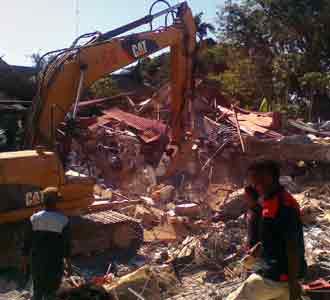 Evakusi Korban Gempa di Bimbel Gama