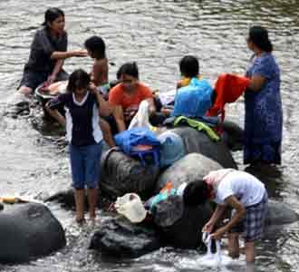 Korban Gempa MCK di Sungai