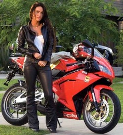 Pakaian Motor Megan Fox Bisa Jadi Milik Anda!