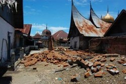 Bantuan & Relawan Menumpuk di Padang, Korban di Pariaman Terabaikan