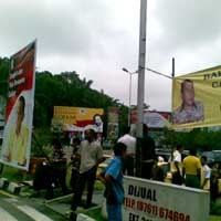 Perang Spanduk di Bandara Sultan Syarif Kasim II, Ical Menang Telak