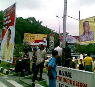 Perang Spanduk Sambut Munas Golkar Perang Spanduk Sambut Munas Golkar