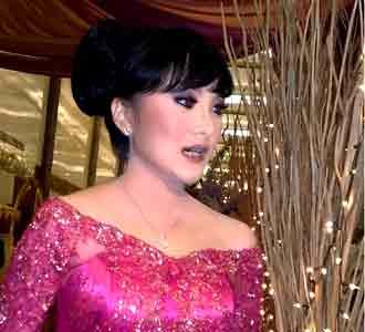 Kiki Amalia Cantik Berkebaya