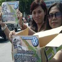 Galang Dana Sambil Promosi Batik