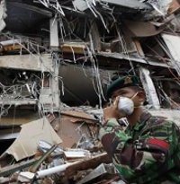 Depkes Mulai Semprotkan Cairan Penghilang Bau Mayat