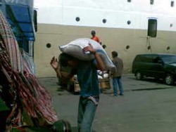 Ratusan Relawan dan Ribuan Keluarga Korban Berangkat ke Padang