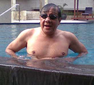 Di Sela Munas, Akbar Berenang