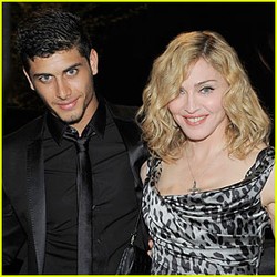 Tak Mau Pacari Pria Botak, Madonna Pilih Cintai Berondong