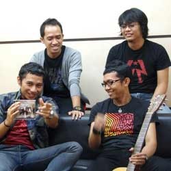 Sering Mengalami Gempa, The Rain Trauma