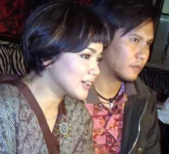 Nirina-Ernest Kompak Berbusana Batik