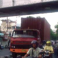 Truk Trailer Nyangkut di Viaduk, Lalu Lintas Terganggu