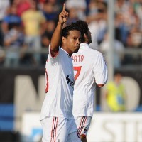 Suka Dinho di Tengah Duka Milan