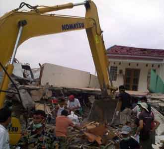 Reruntuhan Ruko Mulai Dibersihkan