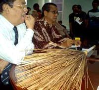 KY Dihadiahi Sapu Lidi